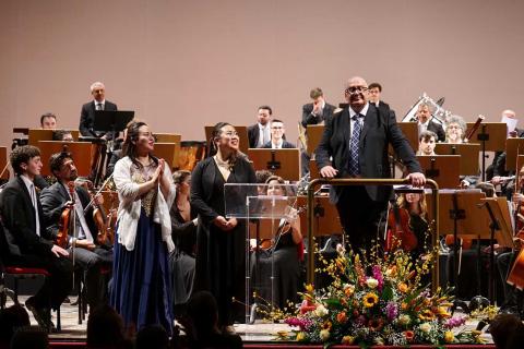 Kasumi Hiyane e Haruna Nagai con il maestro Comis dopo il concerto (foto di Vincenzo Mineo)