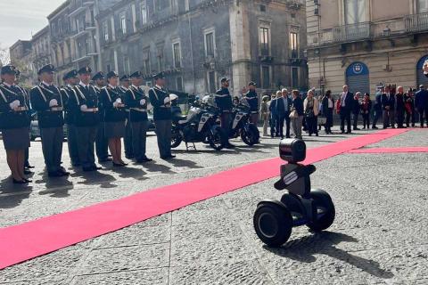 Il robot in piazza Teatro Massimo in occasione della Festa della Polizia