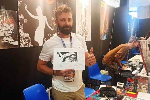 L’artista in posa con una sua china originale