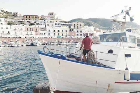 Isola di Ponza Fonte: Fotografia di Arturo Gallia, 2021 (XVI Rapporto della Società Geografia Italiana "Territori in transizione. Geografie delle aree marginali tra permanenze e cambiamenti")