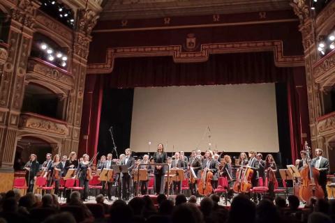 Sul palco, il clarinetto solista Scaffardi, la direttrice Patanè e l’Orchestra del Teatro Massimo Bellini