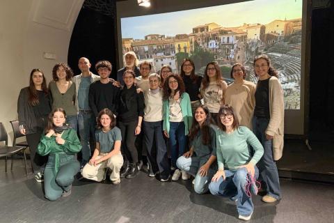 Gli allievi e le allieve del corso insieme con Lina Prosa e la docente Simona Scattina