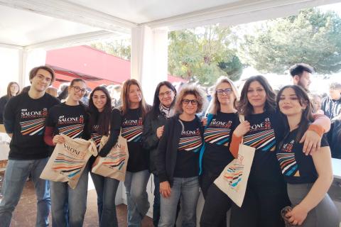 La prof.ssa Maria Violetta Brundo con lo staff del progetto OUI