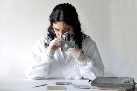 La dott.ssa Paola Benedetta Castellino al lavoro sui reperti