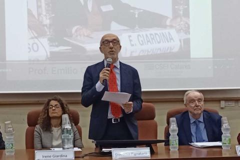 Un momento dell'intervento del prof. Giacomo Pignataro