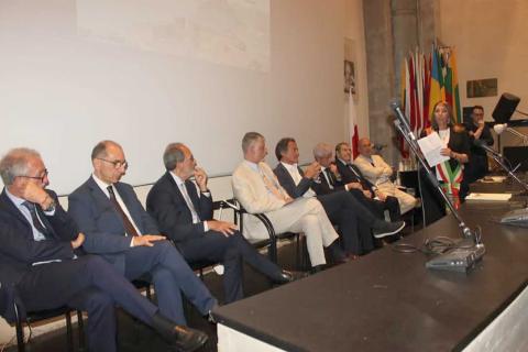 Un momento della firma del protocollo d'intesa