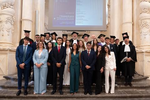 I 13 laureati insieme con il rettore Francesco Priolo e la commissione di laurea