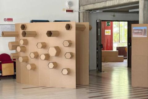 Uno dei prototipi realizzati in cartone ondulato in mostra al Dicar