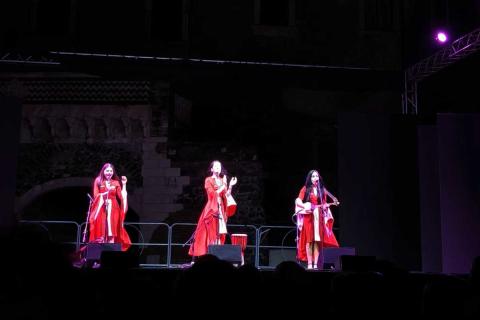 Il trio mandili sul palco del Cortile Platamone
