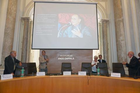 Un momento della svelata della targa in memoria di Enzo Zappalà