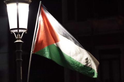 Una bandiera palestinese sventola in piazza Federico di Svevia