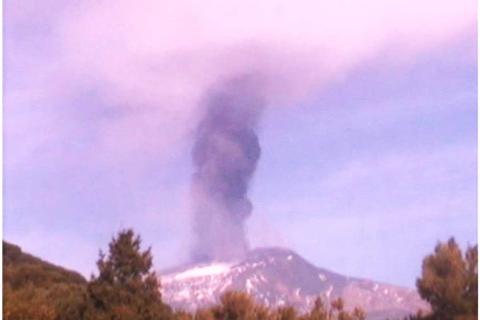 Un fotogramma dalle telecamere di sorveglianza dell’Osservatorio Etneo INGV di Catania che immortala la colonna eruttiva del 4 dicembre 2015