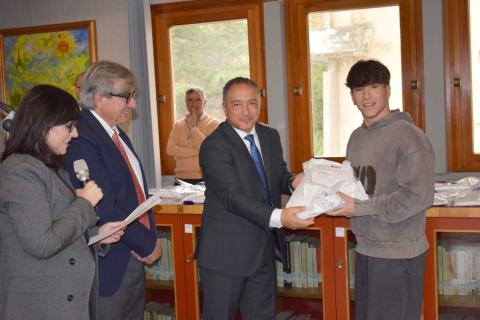 Un momento della consegna dei camici alle matricole