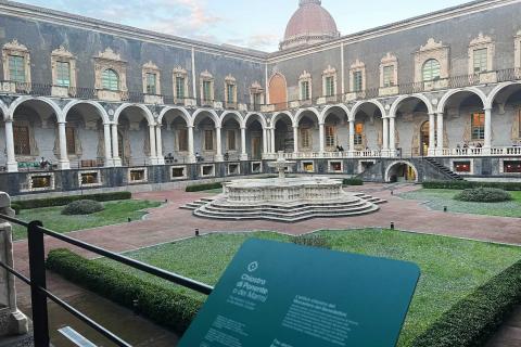 Una delle targhe del percorso presenti al Monastero dei Benedettini