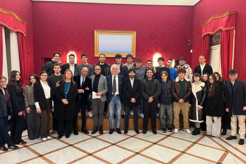 Studentesse e studenti con Mattia Grassani e gli organizzatori