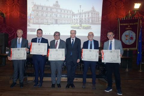 Un momento della consegna delle pergamene ai nuovi soci dell'Accademia Gioenia