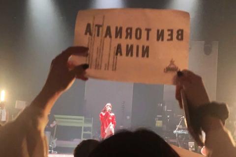 Angelina Mango sul palco dopo aver cantato La Noia e la sorpresa del pubblico