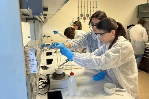 Un momento delle attività nel laboratorio di Farmacia