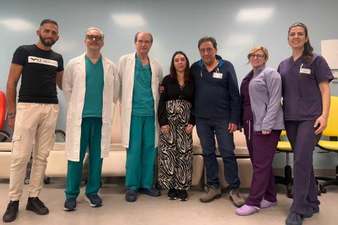 In foto mamma Immacolata, insieme con il direttore UOC Ginecologia San Marco, dott. Rapisarda, il ginecologo Sebastiano Bandiera e l’equipe