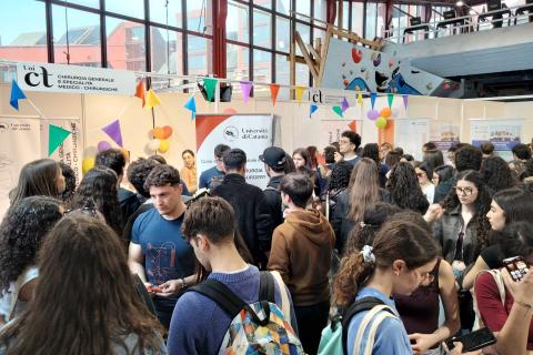 Studenti e studentesse agli stand