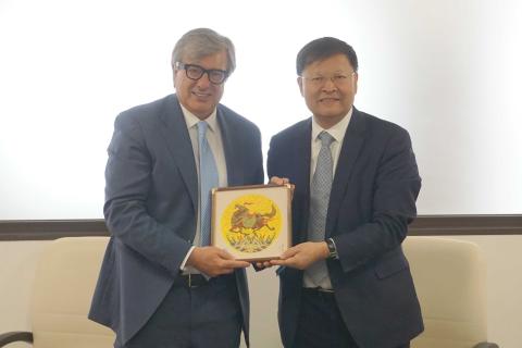 Il rettore Enrico Foti insieme con Tan Tianwei, presidente della Buct