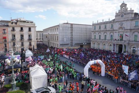 Piazza Università invasa da un fiume colorato di studenti e studentesse