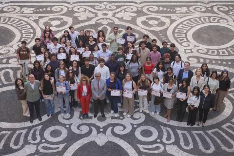 Il rettore Enrico Foti con le studentesse e gli studenti