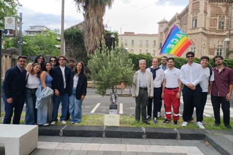 La targa ricordo apposta sull'albero di ulivo nella aiuola del Palazzo delle Scienze