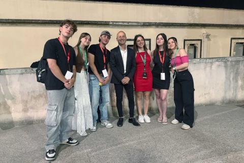 Gli studenti-autori di Rootless insieme con il prof. Massimo Arcangeli