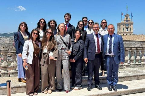 Le studentesse e gli studenti del Dipartimento di Giurisprudenza sul terrazzo di Palazzo della Consulta insieme con il direttore Giacomo Canale del Segretariato della Corte
