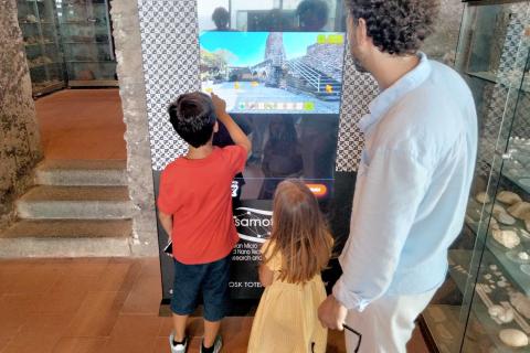 Visitatori giocano con il totem digitale