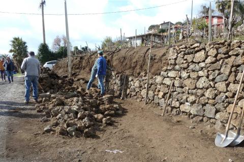 Muro di contenimento a secco, alto meno di 2 metri, ricostruito con tecniche costruttive tradizionali basate sulla posa e sull'incastro stabile di pietre laviche squadrate