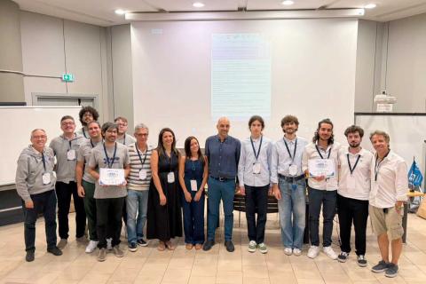 In foto i vincitori del Best Sustainability Application e del Best Wellness Application insieme con la Commissione 