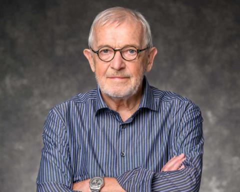 Francis Halzen, vincitore del Nobel per la Fisica 2026 (Foto: Althea Dotzour / UW–Madison, 2024)