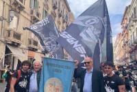 Il Palio d'ateneo portato per le vie del centro dai docenti Matteo Ignaccolo e Giovanni, direttori del Dicar e del Dieei