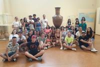 Studenti davanti l'Anfora del Dipylon al Museo Archeologico di Atene