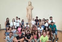 Studenti davanti al Kouros di Capo Sounio al Museo Archeologico di Atene