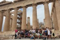 Studenti davanti al Partenone di Atene