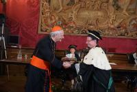 Il rettore Francesco Priolo consegna il "libro della scienza" al card. Matteo Maria Zuppi