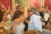 L'abbraccio della moglie Fiorella