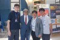 Il rettore Enrico Foti insieme con gli studenti