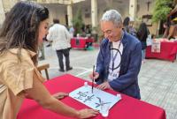 Una lettrice insieme con Giuseppe Urselli 