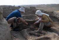 Archeologi impegnati nelle attività di scavo all’interno del circolo