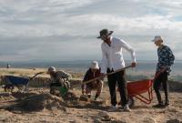 Operai al lavoro durante le attività di scavo archeologico