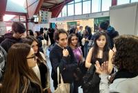 Studenti e studentesse negli stand del Salone dell'orientamento