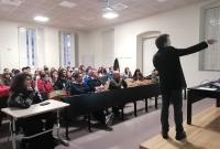 Un momento della "lectio" del prof. Alessandro Pluchino