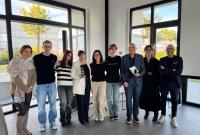 Un gruppo di studenti e di studentesse