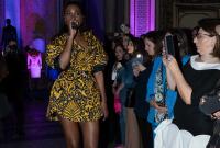 Alcuni abiti di Gianni Versace nel corso della sfilata