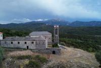 Il Monastero Metamorfosis Sotiros e il Monte Tomaros sullo sfondo_
