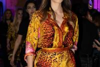 Alcuni abiti di Gianni Versace nel corso della sfilata